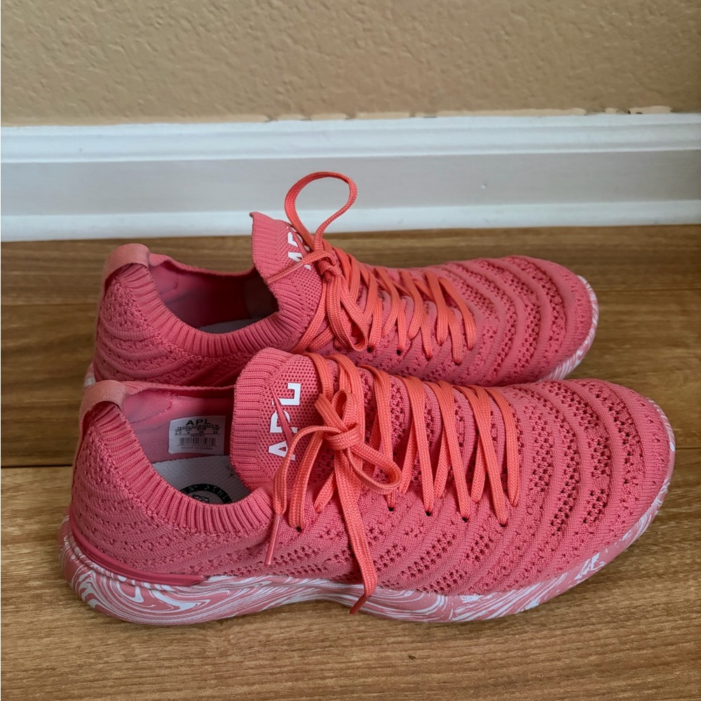 Women’s APL Techloom Wave Knit Sneakers sz 8.5